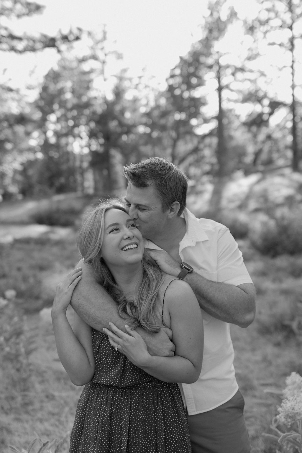 Man kissing woman on the temple